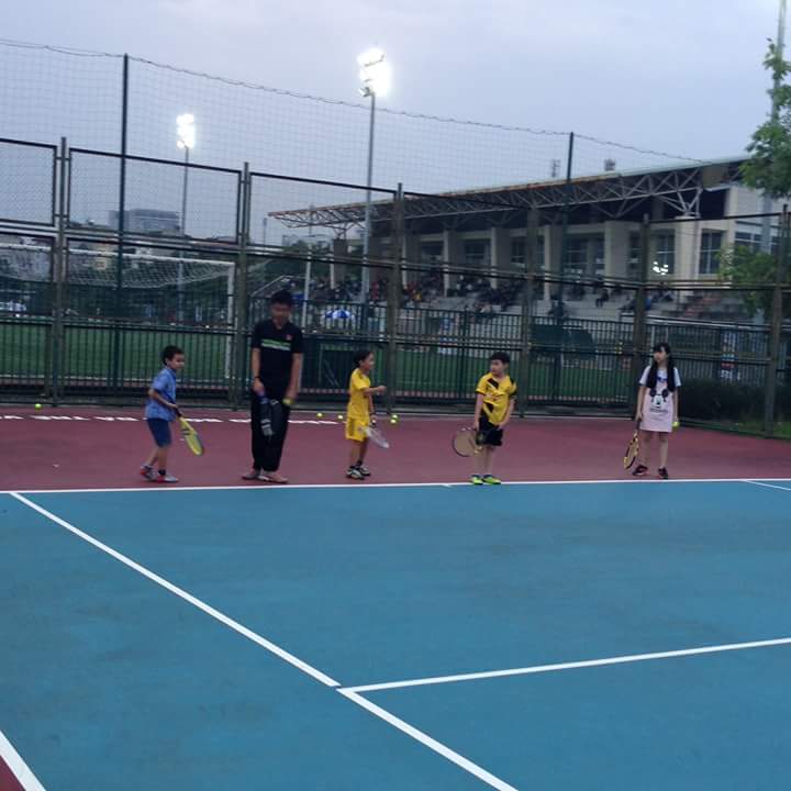 Dạy học tennis cho trẻ em
